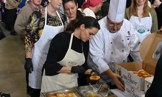 Jótékonysági fánksütésen vett részt Novák Katalin Békéscsabán