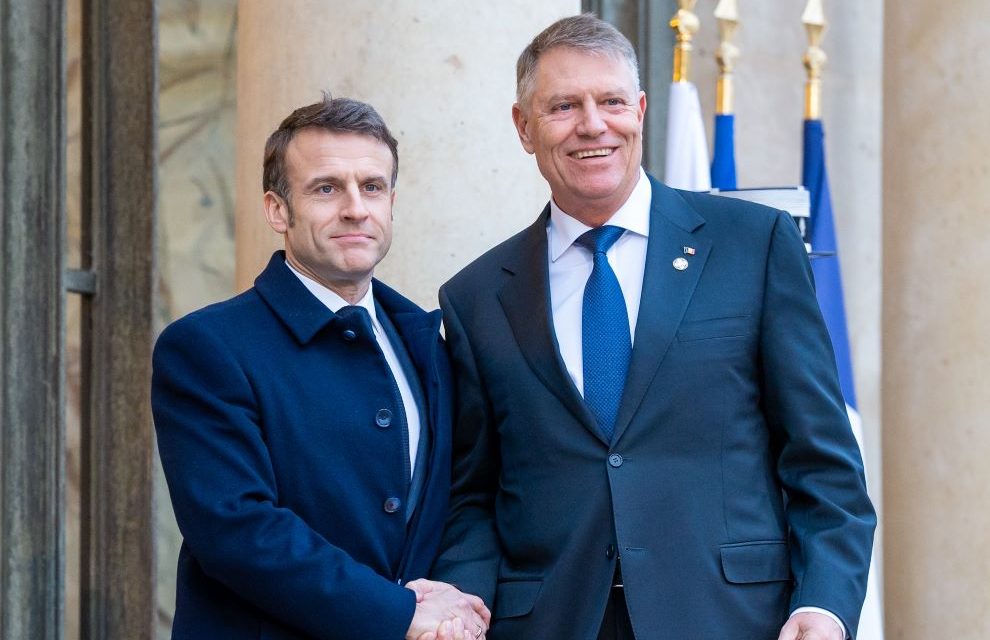 Klaus Iohannis: Románia nem küld harcoló csapatokat Ukrajnába – Macron francia elnök szerint nem zárható ki nyugati katonák küldése