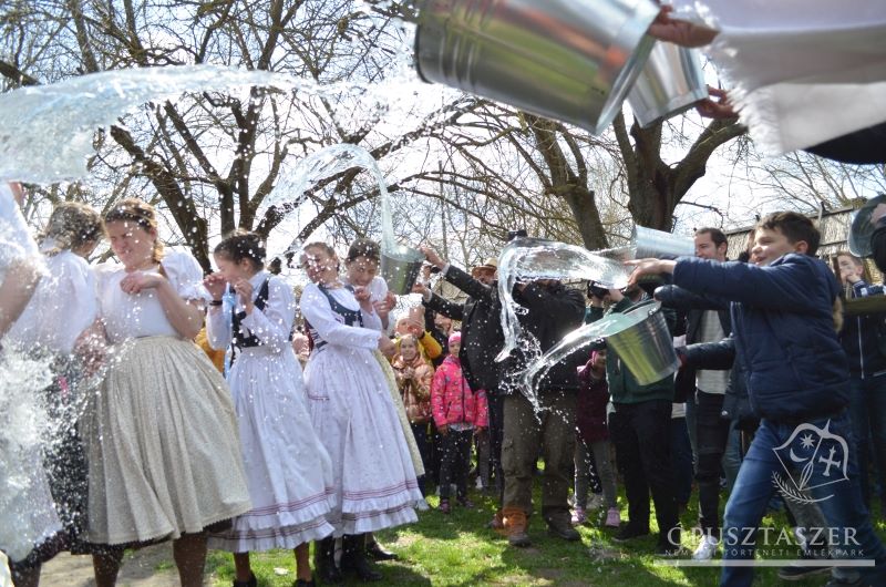 Látványos locsolkodással, tojásfestéssel, muzsikaszóval, kézműves foglalkozásokkal és néptánccal vár minden látogatót az Ópusztaszeri Nemzeti Történeti Emlékpark