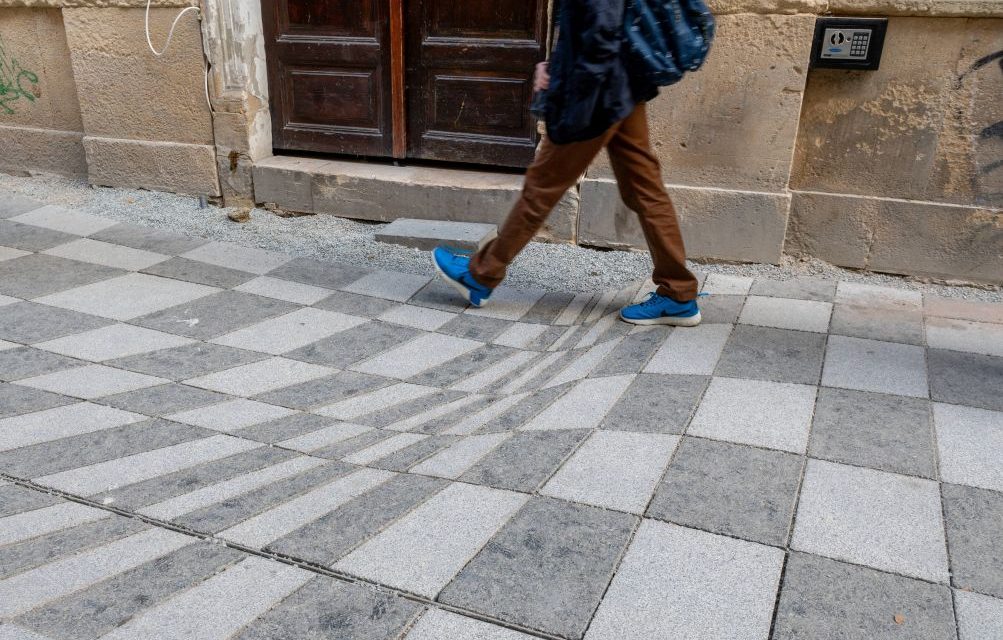 Optikai csalódást előidéző térkövezéssel tisztelegnek Bolyai János munkássága előtt Kolozsváron