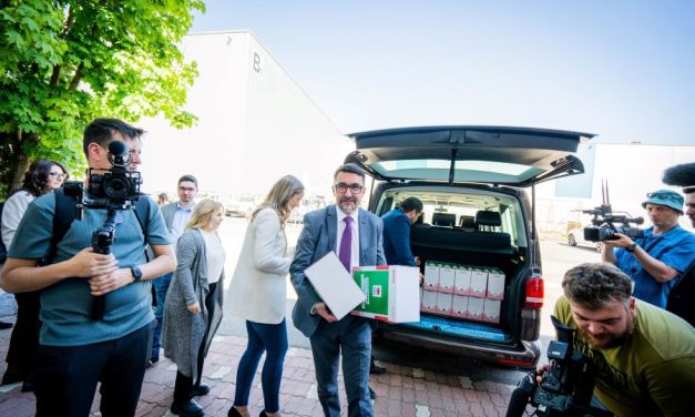 Közel 300 ezer aláírást iktatott az RMDSZ, hogy a magyar összefogás listája elindulhasson az EP-választáson