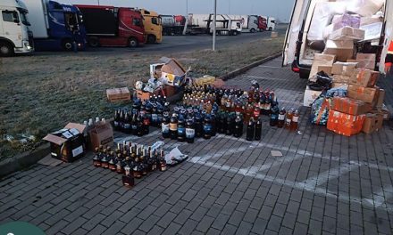 Több száz liter alkoholt rejtett bútorok közé egy román sofőr, akit az M43-as autópályán ellenőriztek