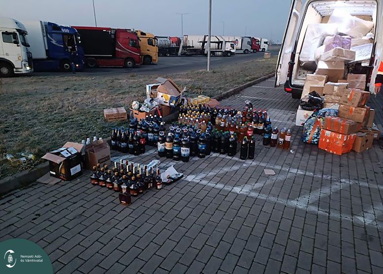 Több száz liter alkoholt rejtett bútorok közé egy román sofőr, akit az M43-as autópályán ellenőriztek