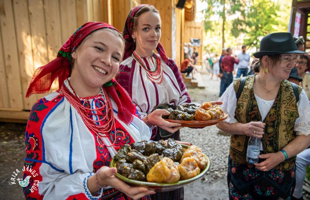 A Kriza János Csűrben fáradhatatlanul – A népi kultúra apostolai Tusványoson