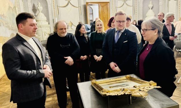 Hazatért Nagyváradra a restaurált Szent Jobb-selyemfestmény