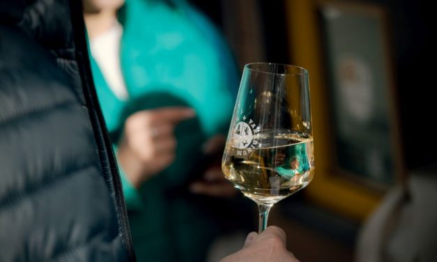 Borok, dallamok és veterán autók: Háromnapos tavaszi zsongás a nagyváradi Körös-parton