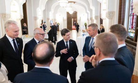 A NATO-tagállamok védelmi beruházásainak növelését szorgalmazták a Bukaresti Kilencek társelnökei