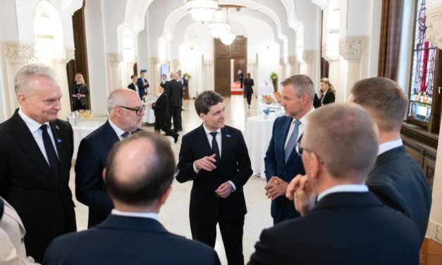 A NATO-tagállamok védelmi beruházásainak növelését szorgalmazták a Bukaresti Kilencek társelnökei
