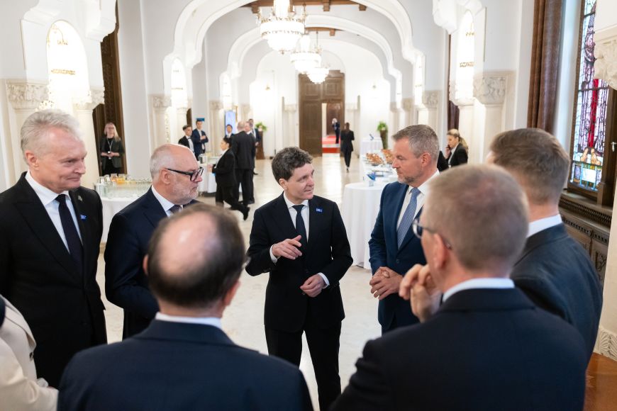 A NATO-tagállamok védelmi beruházásainak növelését szorgalmazták a Bukaresti Kilencek társelnökei