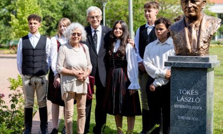 „Temesvárt senki sem veheti el tőled” – felavatták Tőkés László szobrát a lakiteleki Nemzeti Panteonban