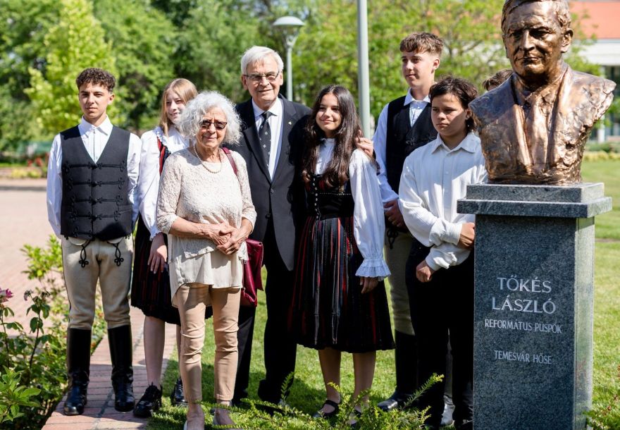 „Temesvárt senki sem veheti el tőled” – felavatták Tőkés László szobrát a lakiteleki Nemzeti Panteonban